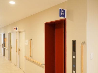 赤い扉と手すりのある廊下