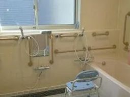 安全な手すり付き浴室