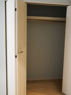 シンプルな洋室のクローゼット