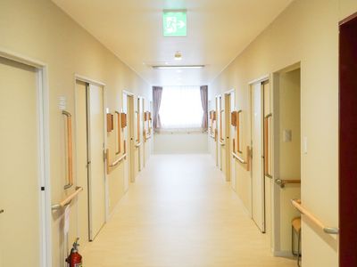 明るい廊下の手すり付き