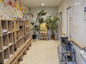 廊下と掲示物の風景