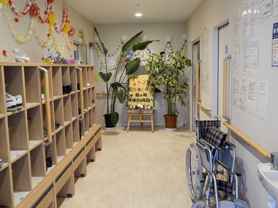 廊下と掲示物の風景
