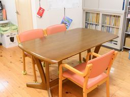 明るい休憩室のテーブルと椅子