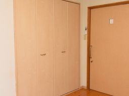 明るい色のクローゼット