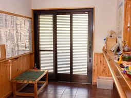 木の温もりあるエントランス