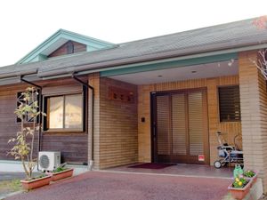 木目調エントランスの建物