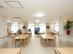 広々と明るい食堂