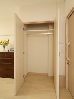 クローゼットの扉開ける