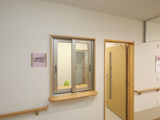 ヘルパーのスタッフルームが廊下にある。小さな窓があり、気になることがある場合にスタッフに気軽に声をかけることができる。