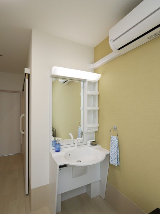 居室には足元部分にスペースがある洗面台がある。車椅子を使う方も、手を洗いやすくなっている。
