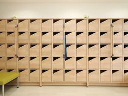 整然たる木製ロッカー