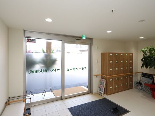 エントランスの明るい空間