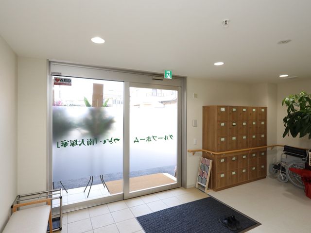 エントランスの明るい空間