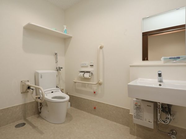 清潔なトイレと洗面台