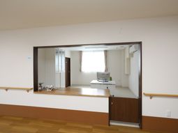 明るい居室の一角