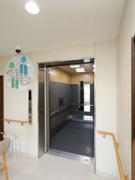 清潔なエレベーターの入口