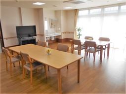 明るい共用ダイニング