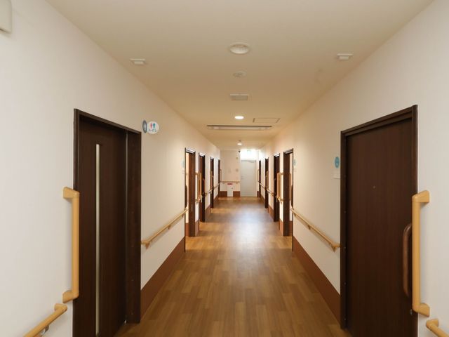 明るく清潔な廊下