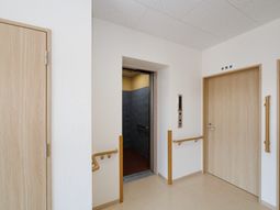 廊下の明るい一角