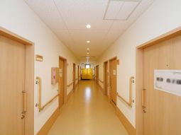 廊下の明るい様子