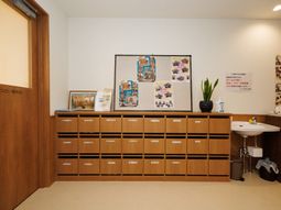 明るい廊下と掲示物