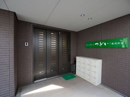 エントランスの綺麗な外観