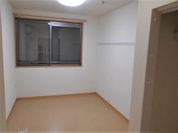 シンプルな空間の居室