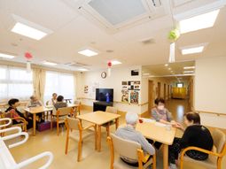 共有スペースで過ごす人々