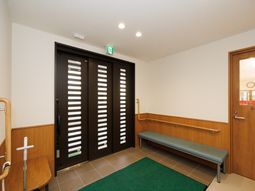 エントランスの明るい空間