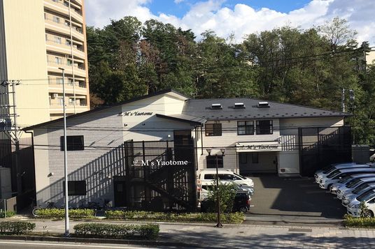 白い建物の外観