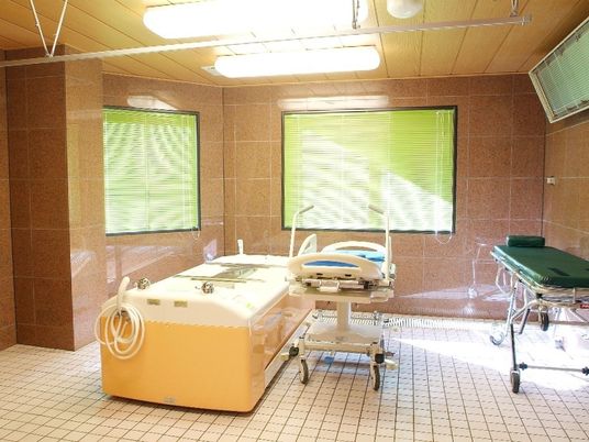 明るい浴室設備