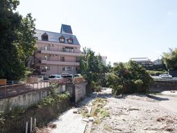 川沿いの建物外観
