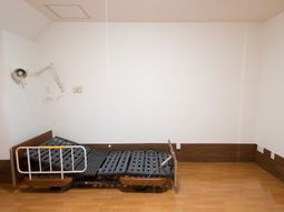 調整可能ベッドのある部屋