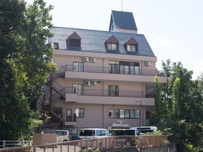 ピンク色の外観建物