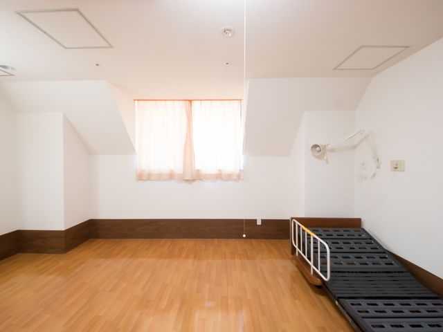 明るい床のある居室