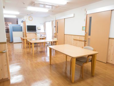 木目調の明るい食堂