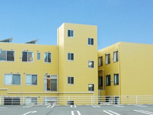 黄色い建物の外観  
