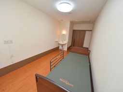 居室のベッドと洗面台
