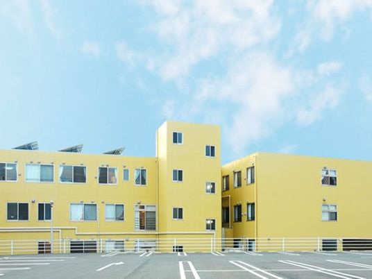 黄色い建物の外観  