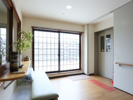 和室の明るい入口