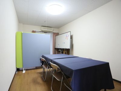 多目的室のテーブルと椅子
