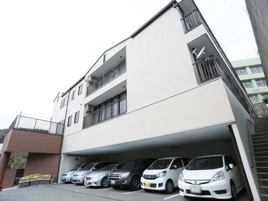 明るい外観の建物