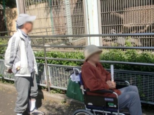 散歩する利用者と介助者