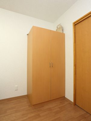 シンプルな洋室のクローゼット