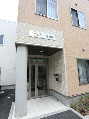 施設の明るいエントランス