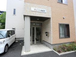 施設のエントランス外観