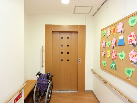廊下の壁面とエレベーター