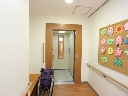 ハンドレール付き廊下