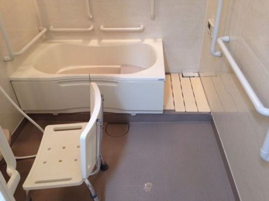 手すり付きの浴室