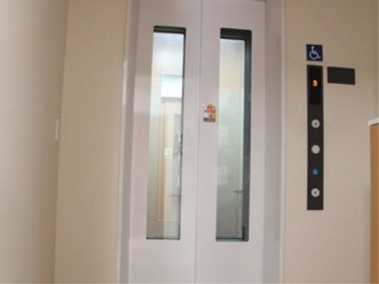 バリアフリーエレベーター入口
